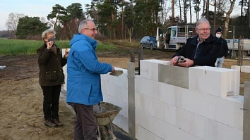 von links: Regina Dörrie (Leiterin Forstamt Ahlhorn), Kuratoriumsvorsitzender Michael Feiner, sowie Landrat Carsten Harings bei der Grundsteinlegung am 25.11.2020
