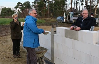 von links: Regina Dörrie (Leiterin Forstamt Ahlhorn), Kuratoriumsvorsitzender Michael Feiner, sowie Landrat Carsten Harings bei der Grundsteinlegung am 25.11.2020